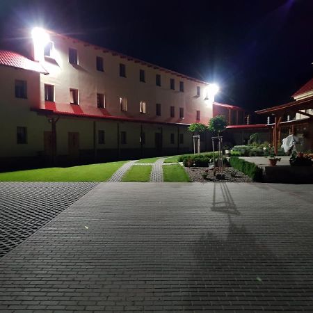 Bendovsky Dvur Bed & Breakfast Dusniky Bagian luar foto