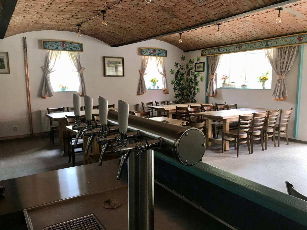 Bendovsky Dvur Bed & Breakfast Dusniky Bagian luar foto