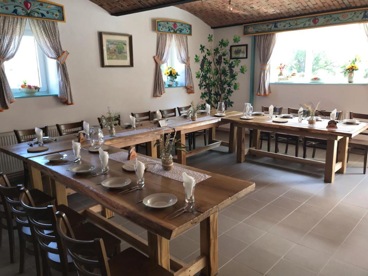 Bendovsky Dvur Bed & Breakfast Dusniky Bagian luar foto