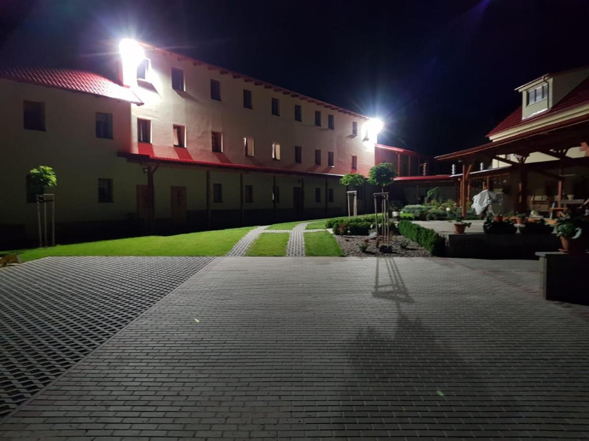 Bendovsky Dvur Bed & Breakfast Dusniky Bagian luar foto